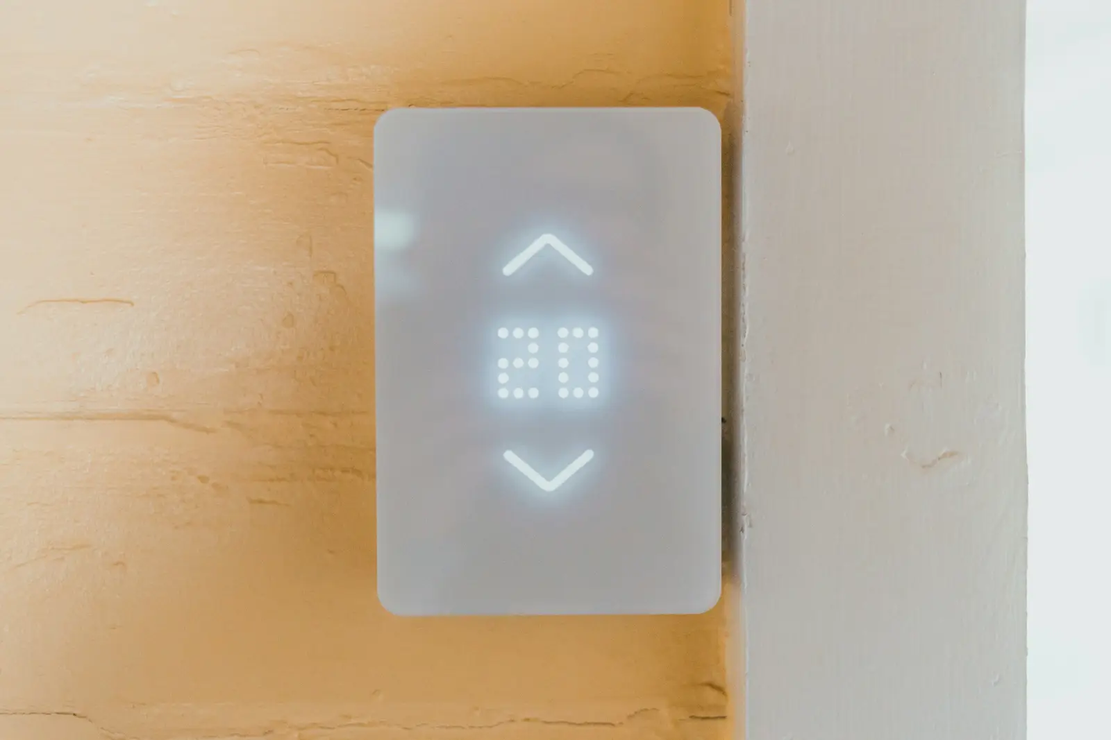 Smart-Home-Bedienfeld an der Wand