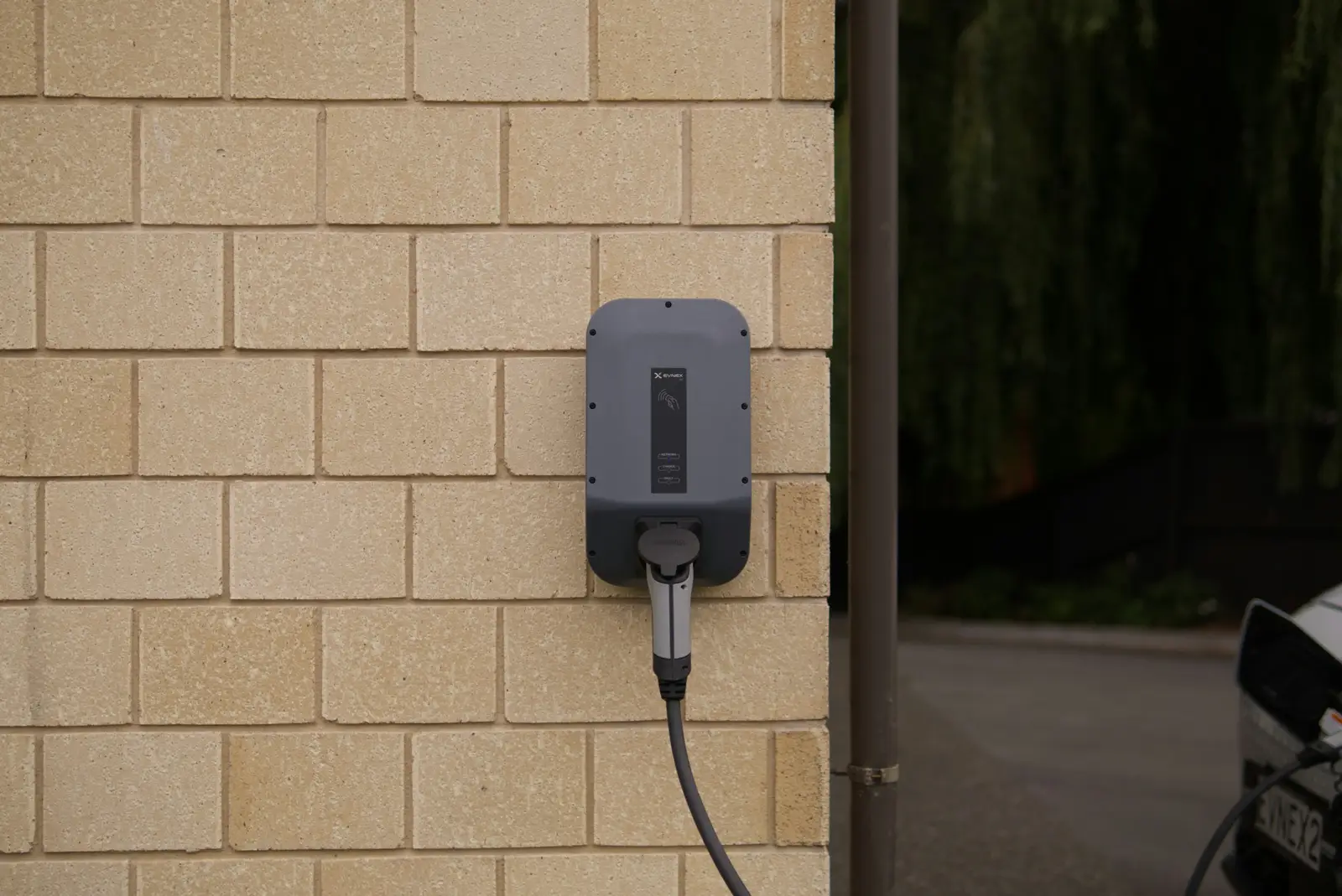 Wallbox an einer Hauswand